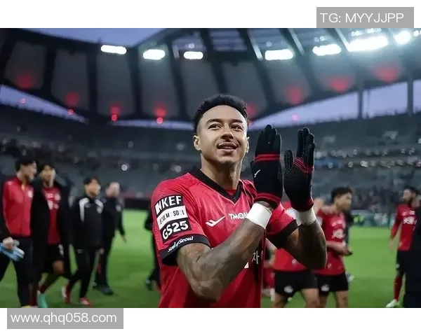 足球明星昔日辉煌与如今落寞的背影对比图揭示人生起伏与荣耀背后的孤独感